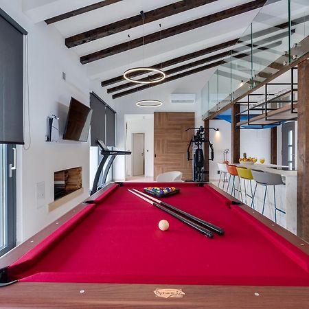 Villa T, Spacious With Heated Pool, Hot Tub & Sauna Rastevic Kültér fotó