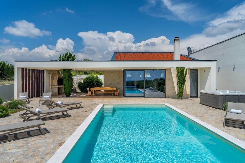 Villa T, Spacious With Heated Pool, Hot Tub & Sauna Rastevic Kültér fotó