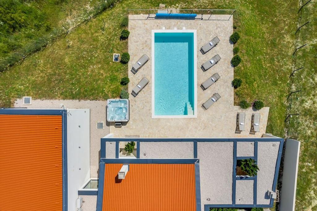 Villa T, Spacious With Heated Pool, Hot Tub & Sauna Rastevic Kültér fotó