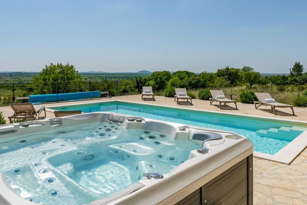 Villa T, Spacious With Heated Pool, Hot Tub & Sauna Rastevic Kültér fotó