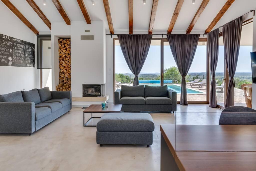Villa T, Spacious With Heated Pool, Hot Tub & Sauna Rastevic Kültér fotó