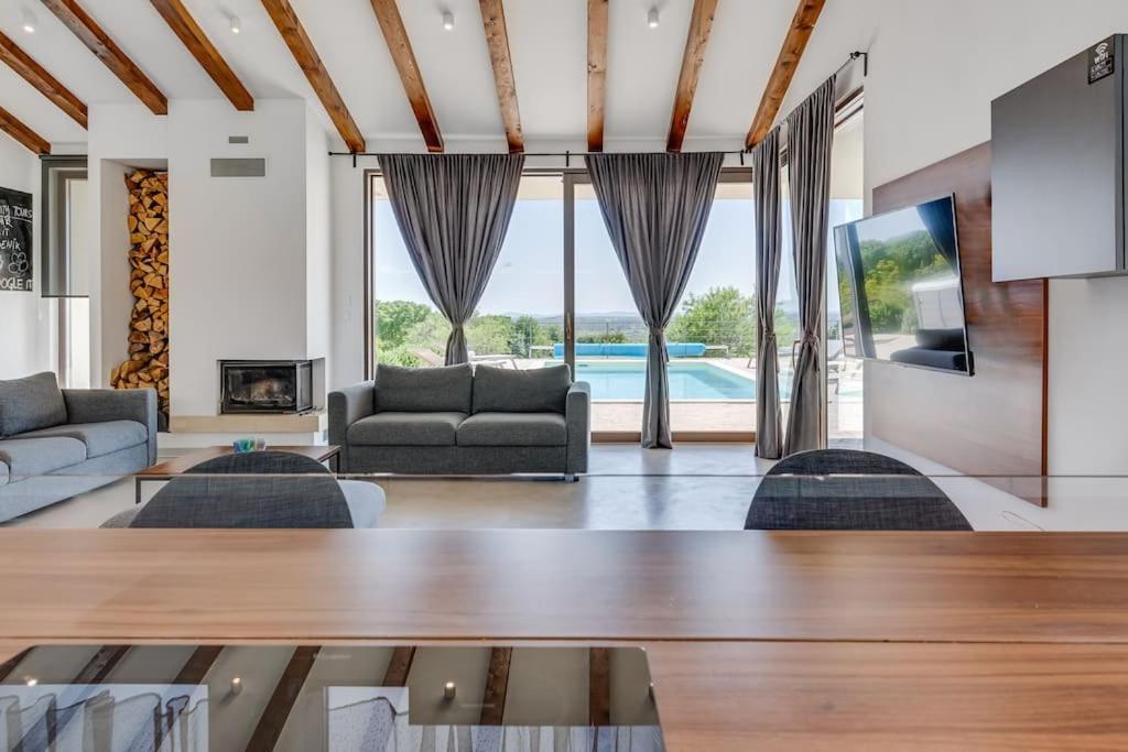 Villa T, Spacious With Heated Pool, Hot Tub & Sauna Rastevic Kültér fotó