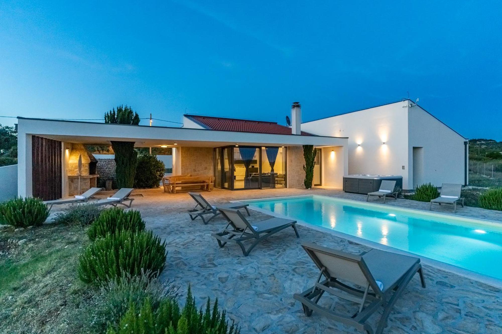 Villa T, Spacious With Heated Pool, Hot Tub & Sauna Rastevic Kültér fotó