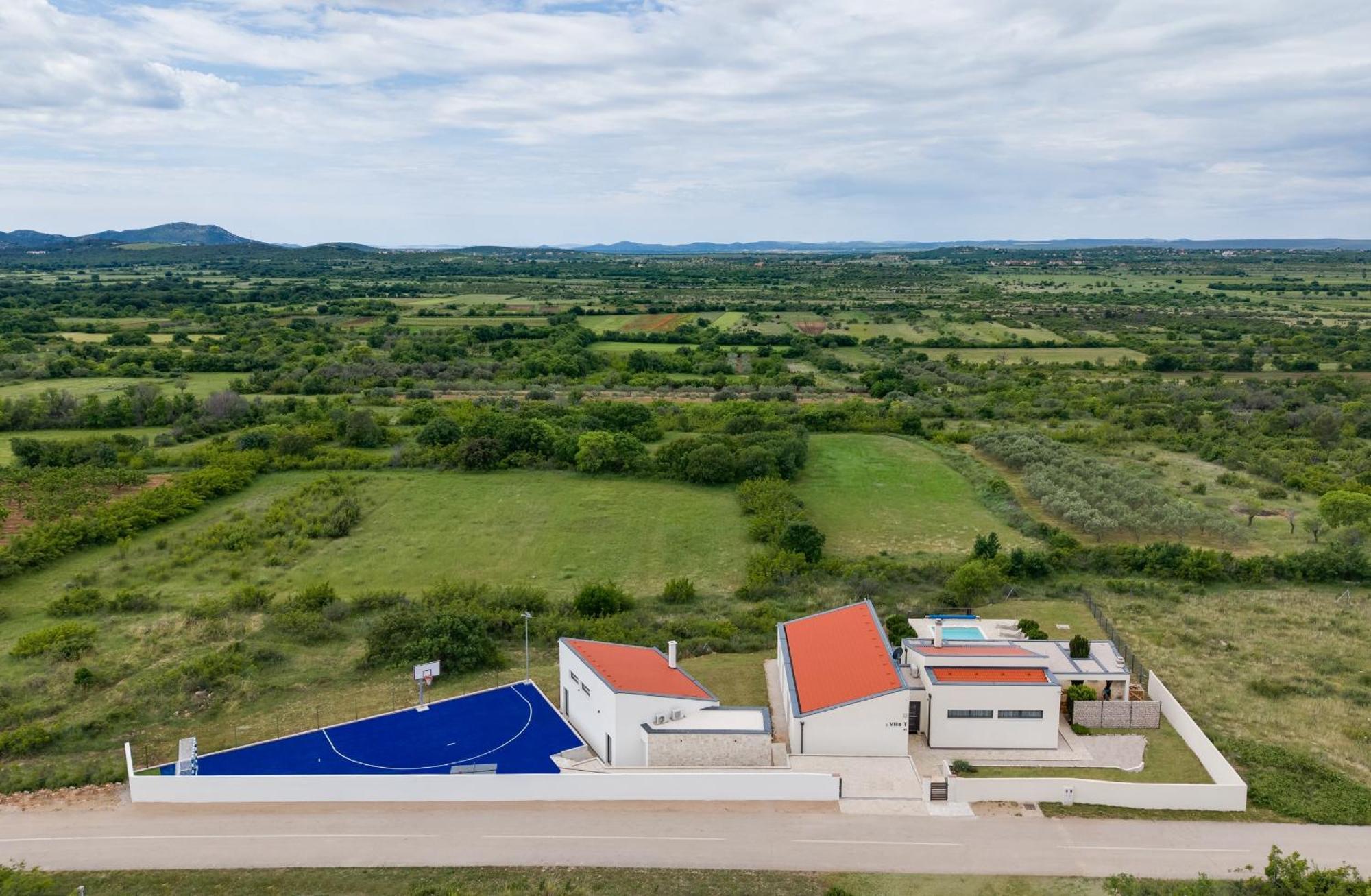 Villa T, Spacious With Heated Pool, Hot Tub & Sauna Rastevic Kültér fotó